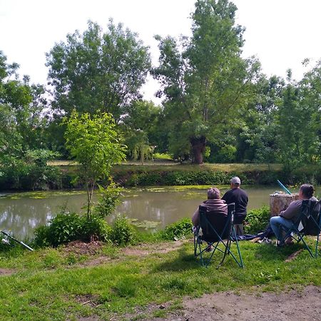 Готель La Ferme Du Marais Poitevin - Roulotte Benet Екстер'єр фото