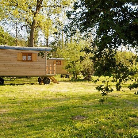 Готель La Ferme Du Marais Poitevin - Roulotte Benet Екстер'єр фото