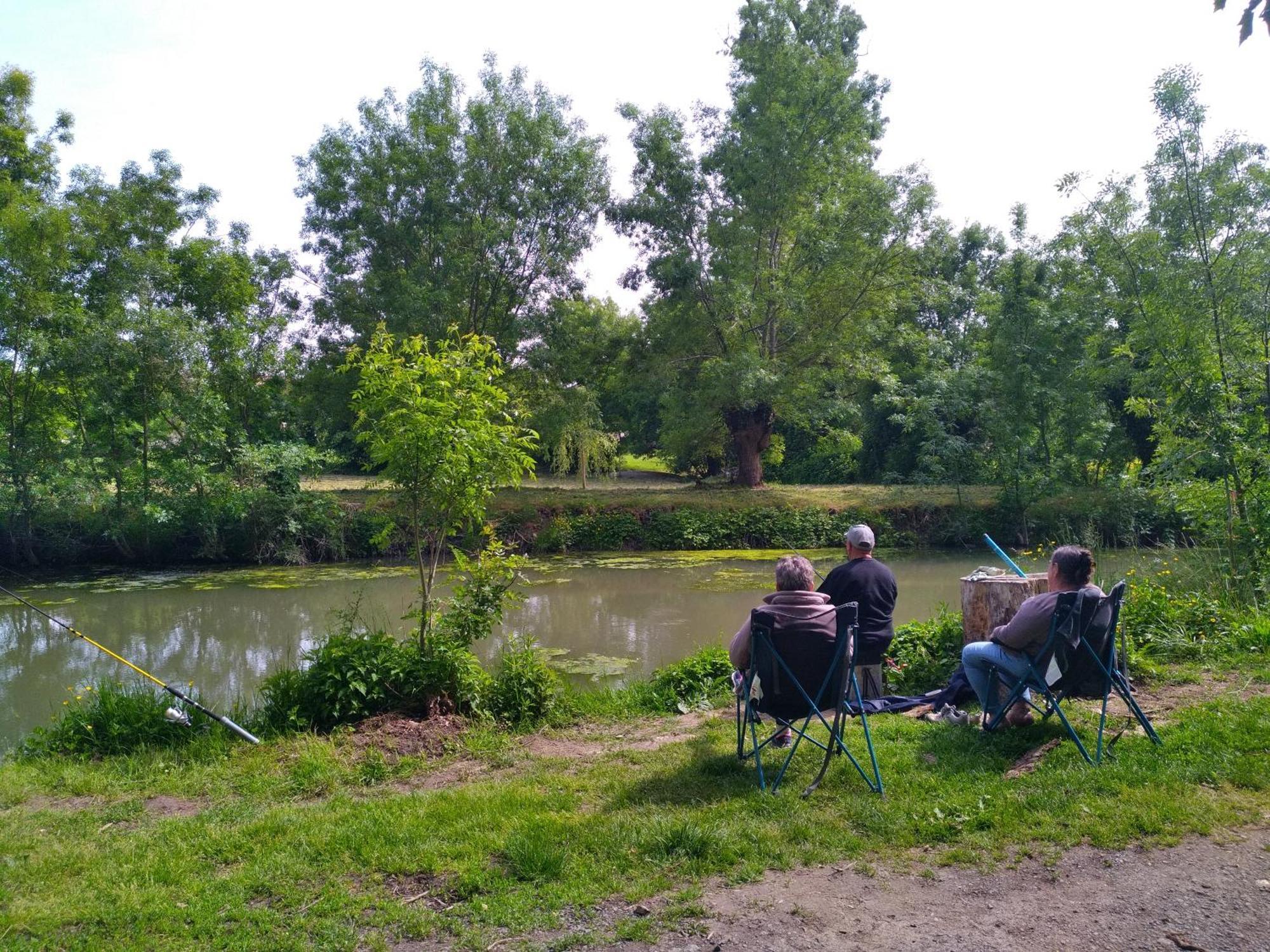Готель La Ferme Du Marais Poitevin - Roulotte Benet Екстер'єр фото