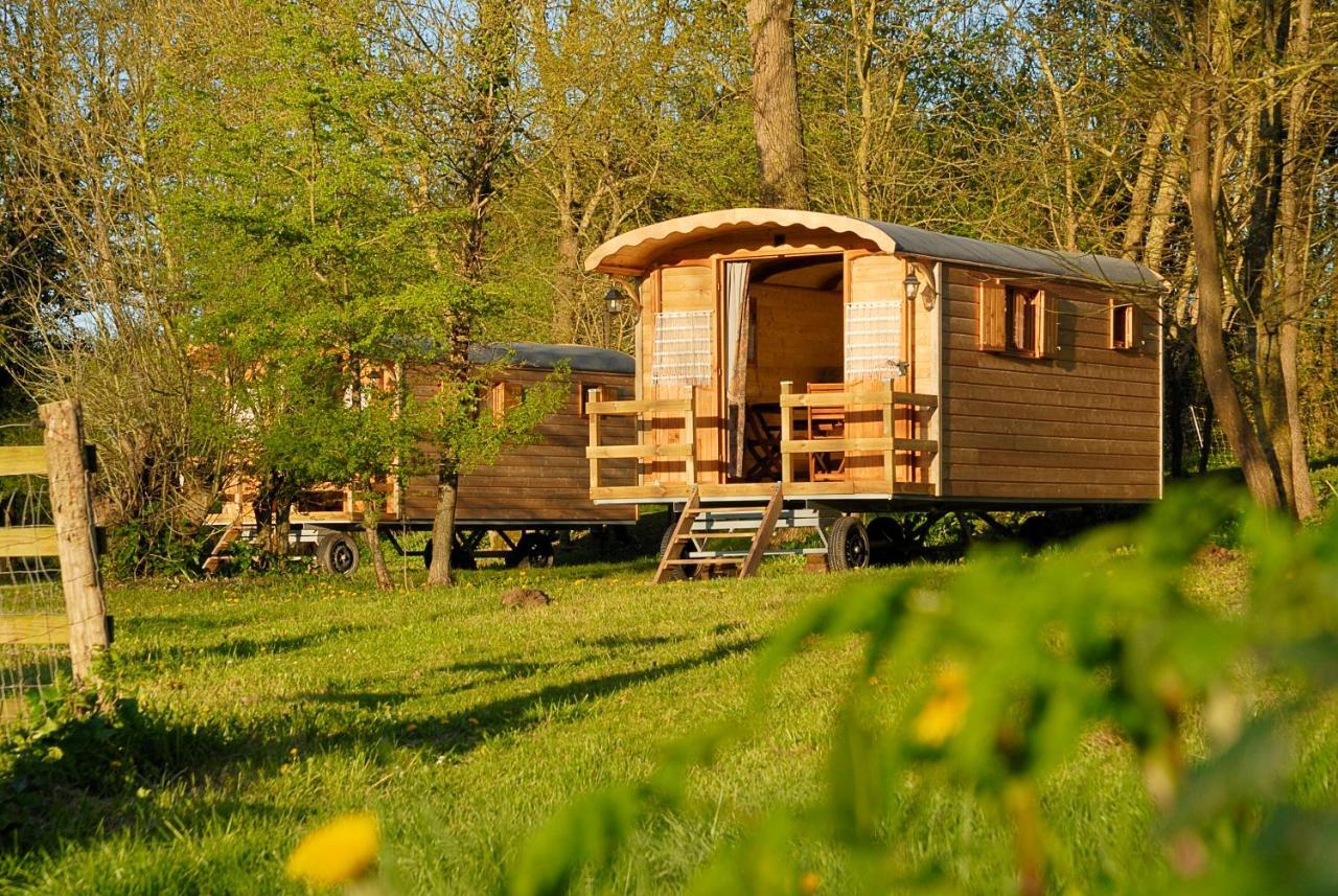 Готель La Ferme Du Marais Poitevin - Roulotte Benet Екстер'єр фото