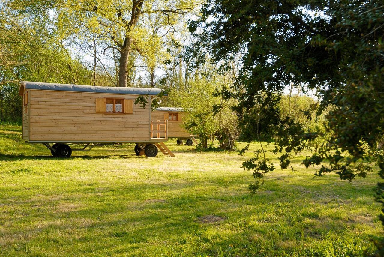 Готель La Ferme Du Marais Poitevin - Roulotte Benet Екстер'єр фото