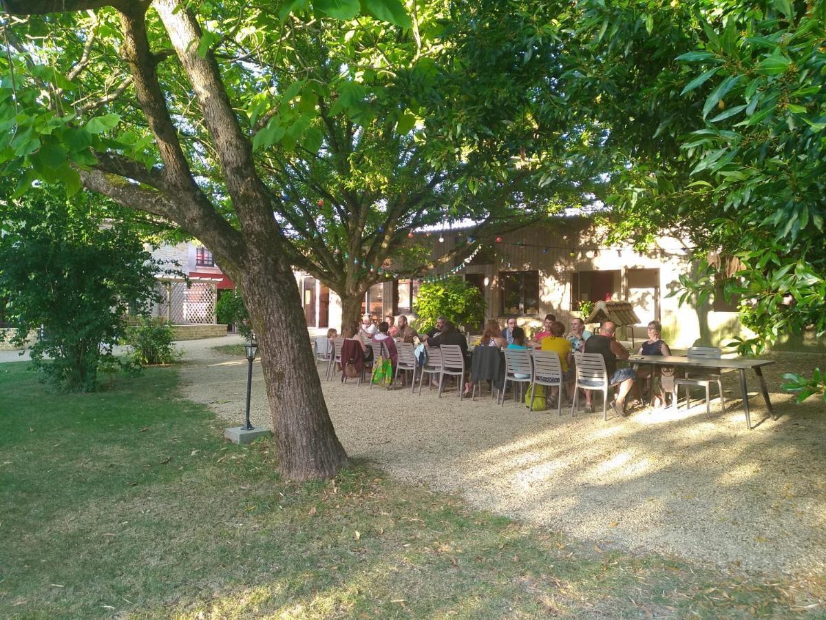 Готель La Ferme Du Marais Poitevin - Roulotte Benet Екстер'єр фото